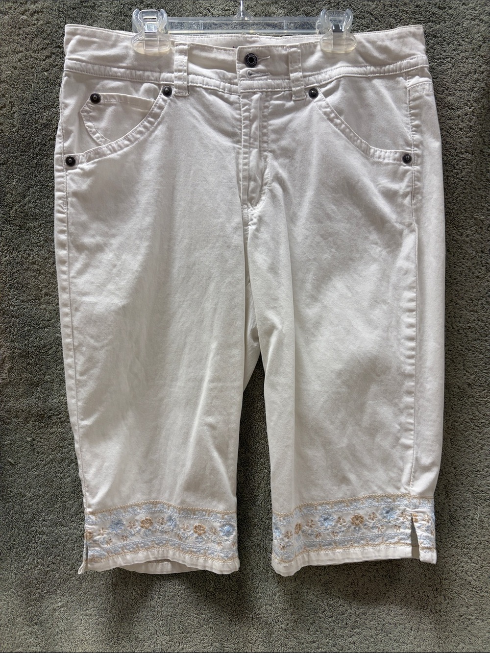Gloria Vanderbilt White Jeans with Plum Logo Tag